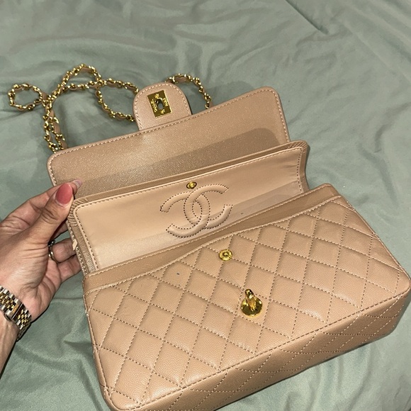 C h a n e l fashion purse - Picture 2 of 3